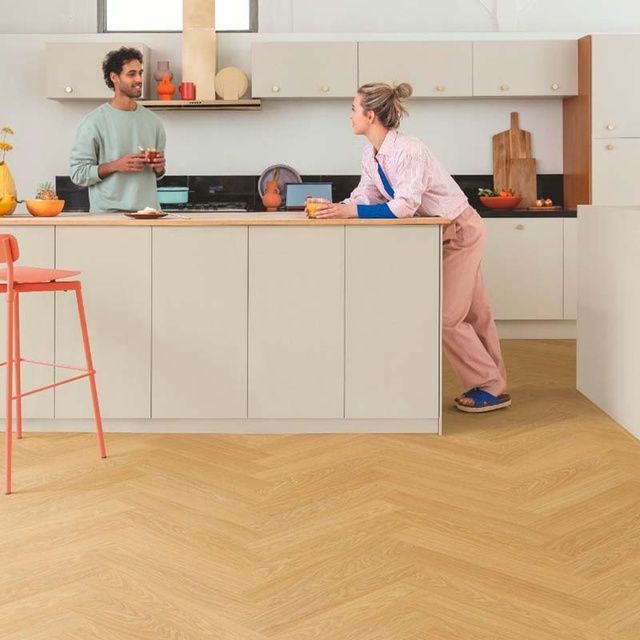 Виниловый пол замковой Quick-Step Ciro Herringbone Дуб чистый медовый AVHBU 40360