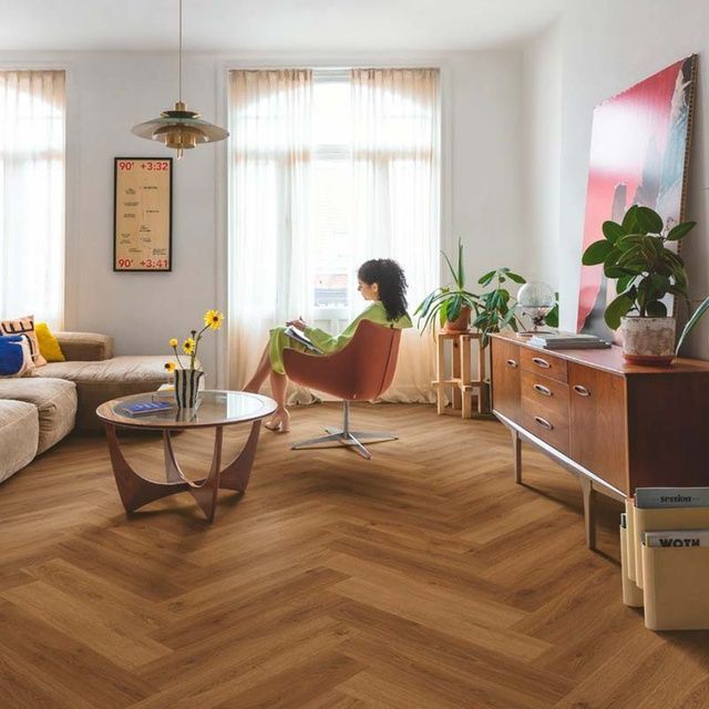 Виниловый пол замковой Quick-Step Ciro Herringbone Дуб ботанический карамельный AVHBU 40364